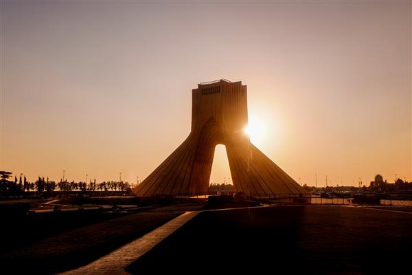 نمای غروب خورشید در برج آزادی تهران ایران