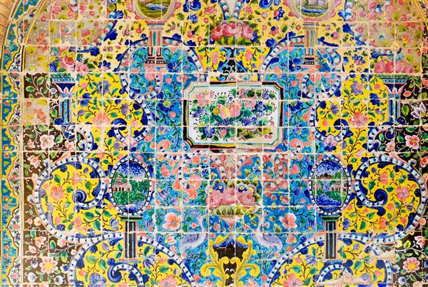 کاشی و سرامیک تزئینی روی دیوار کاخ گلستان تهران ایران