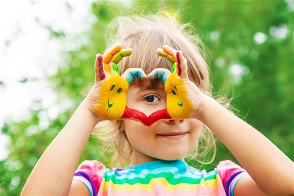 دست بچه ها در رنگ عکس تابستانی تمرکز انتخابی