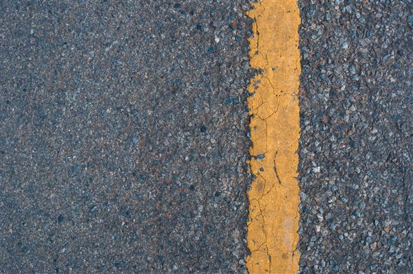 خط زرد در زمینه بافت جاده