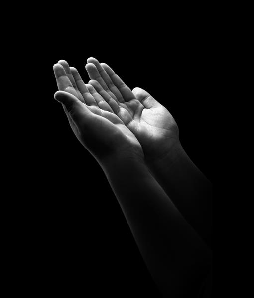 دستان جوان در حال دعا کردن