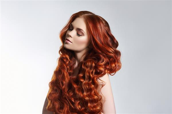رنگ آمیزی روشن خلاقانه موهای زن مراقبت دقیق از ریشه مو