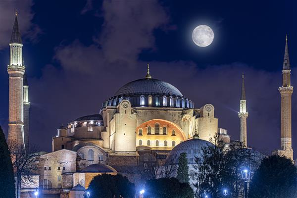 شب هنگام بر فراز ایاصوفیه یا کلیسای حکمت مقدس ایاصوفیه در استانبول ترکیه