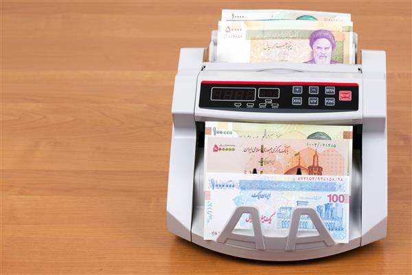 ریال پول ایران در دستگاه شمارش