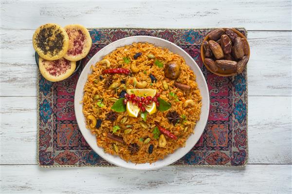 غذای ماه رمضان کبسای گیاهی با برنج آجیل و سبزیجات