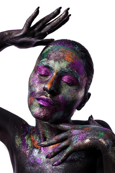 زن جوان هنرمند با رنگ سیاه و پودر رنگی آرایش تیره و درخشان هنر خلاق بدن با موضوع فضا و ستاره ها پروژه نقاشی بدن هنر زیبایی مد
