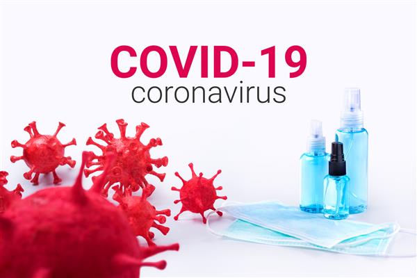 کروناویروس کووید -19 که با قالب گیری خاک رس رنگ آمیزی شده است دارای ماسک های جراحی و ژل ضدعفونی کننده دست الکل برای محافظت از بهداشت در برابر گسترش است