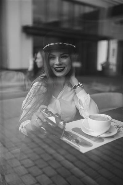 دختری با دوربین و قهوه سیاه و سفید
