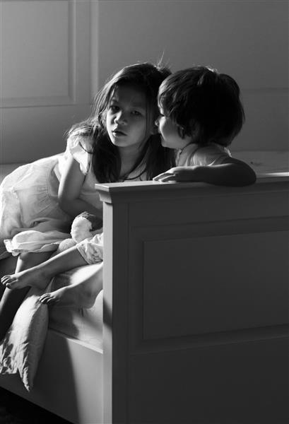 تصویر سیاه و سفید با تمرکز نرم از بچه ها در اتاق خواب خود در ایزوله یا قرنطینه
