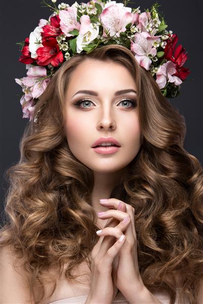 دختر بلوند زیبا در تصویر عروس با گلهای بنفش روی سر