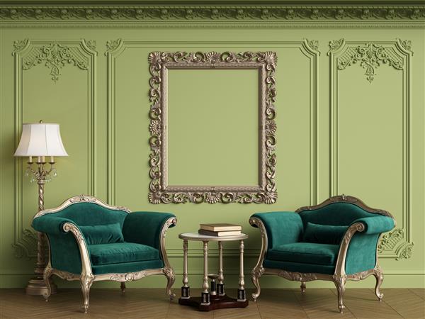 صندلی های در فضای داخلی کلاسیک با قاب کلاسیک خالی روی دیوار گامای سبز