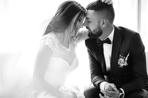 عکس سیاه و سفید زوج جوان ازدواج از لحظات عاشقانه لذت می برند
