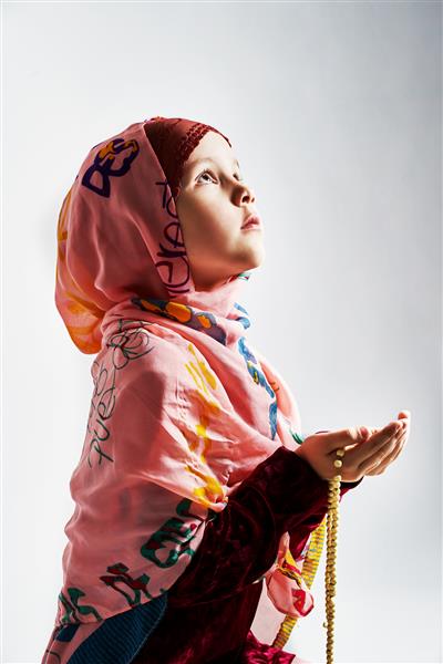 یک دختر جوان مسلمان نماز می خواند و خدا را دعا می کند ماه رمضان سریع ماه مبارک رمضان