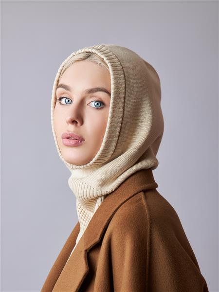 زن مسلمان با موی بلوند با روسری و روسری به سر پوشیده است