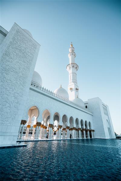 نمای بیرونی مسجد بزرگ سفید با برج سفید بلند