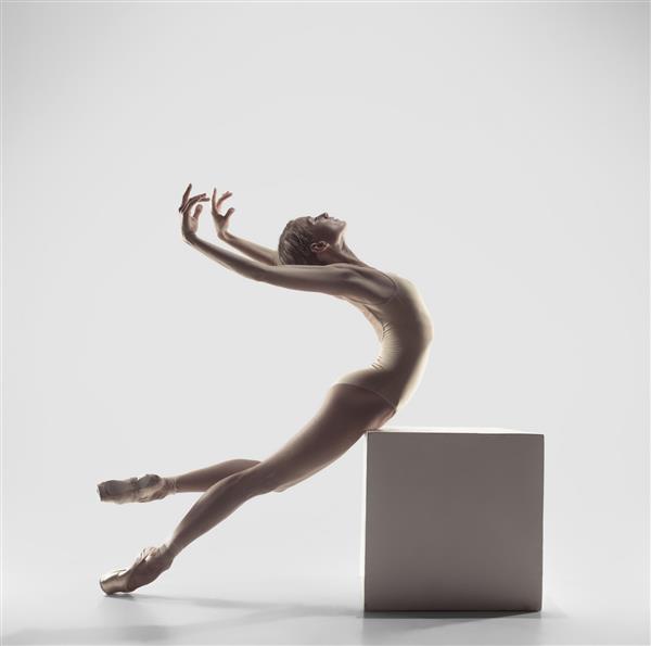 بالرین جوان رقصنده باله زن رقصنده رقص زیبایی باله کلاسیک