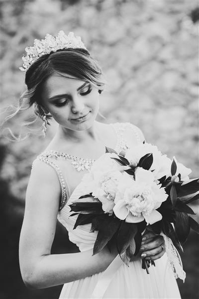 عروس شیک با دسته گل صد تومانی عکس سیاه و سفید