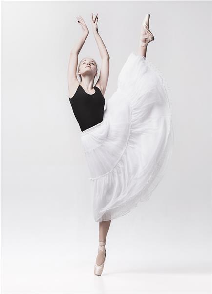 رقاص کلاسیک جوان جدا شده در زمینه سفید