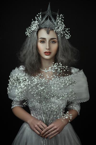 شاهزاده خانم با گلهای سفید