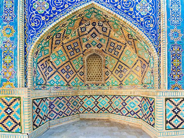 الگوی سنتی ازبک روی کاشی و سرامیک دیوار مسجد