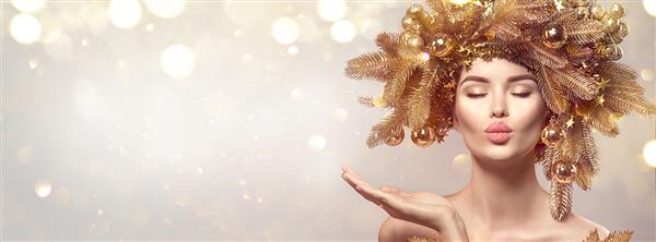 زن کریسمس با مدل موهای تاج گل درخت صنوبر طلایی