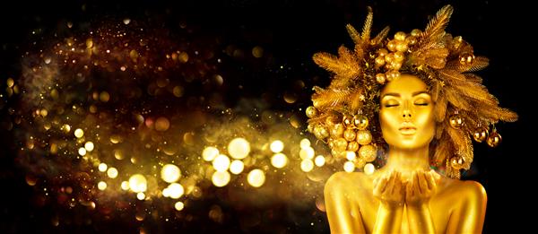 زن طلایی کریسمس دختر زمستانی با دست ستاره های چشمک زن سال نو