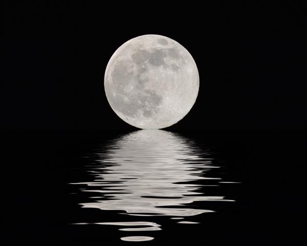 ماه کامل روی آب سرد شب