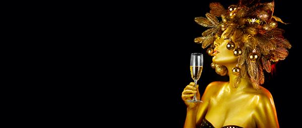زن زیبای کریسمس طلایی در حال نوشیدن گازدار بر روی پس زمینه درخشان