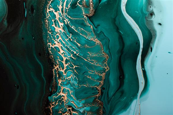 هنر سیال اکریلیک امواج سبز تیره در اقیانوس انتزاعی و امواج کف آلود طلایی