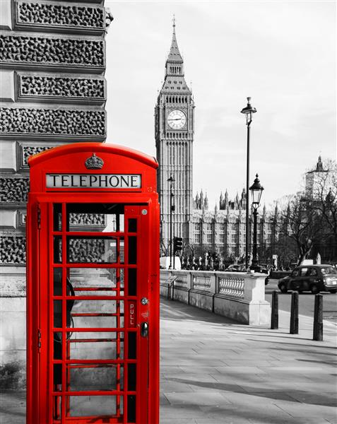 باجه تلفن بریتانیا رنگی با بیگ بن در سیاه و سفید پشت وست مینستر لندن بریتانیا