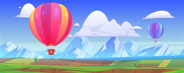 بالون های هوای گرم بر فراز منظره کوه با علفزارها و مزارع سبز در دره پرواز می کنند