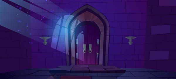 فضای داخلی شب قلعه قرون وسطایی سیاه چال با ریزش مهتاب روی در چوبی طاقدار و پنجره میله‌ای