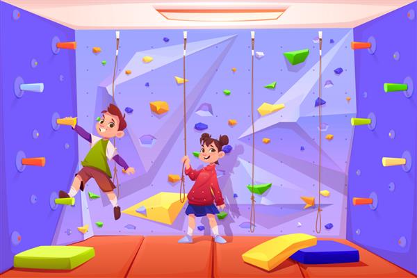 کودکان در حال بالا رفتن از دیوار بازی در منطقه تفریحی