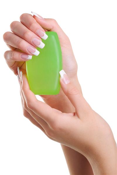 دست های زن زیبا و ظریف صابون را نگه می دارند