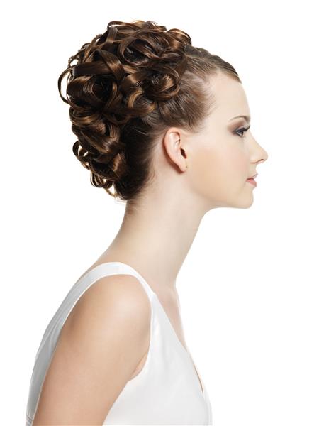 زن جوان با مدل موهای مجعد کوتاه زیبا پرتره پروفایل روی دیوار سفید