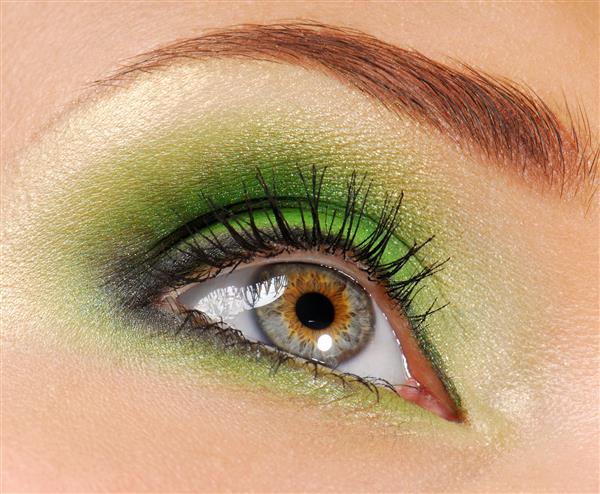 چشم های زن با رنگ سبز روشن از لوازم آرایشی سایه چشم