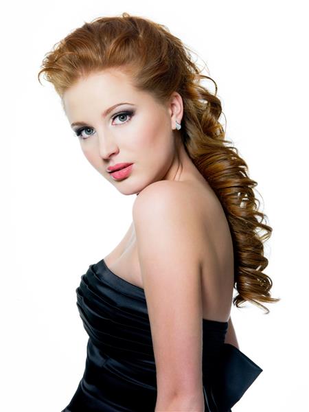 زن زیبا با موهای قرمز جذاب با آرایش روشن جدا شده روی سفید پرتره پروفایل