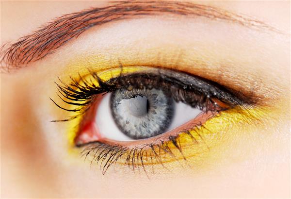 زیبایی چشم زن با سایه چشم زرد