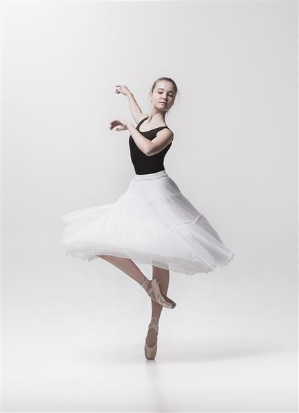 رقصنده جوان کلاسیک در حال رقصیدن در پس زمینه سفید پروژه بالرین