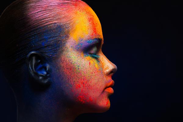 جشنواره هولی رنگ ها هنر چهره زنانه با آرایش خلاقانه پرتره مدل مد جوان با ترکیب رنگارنگ روشن