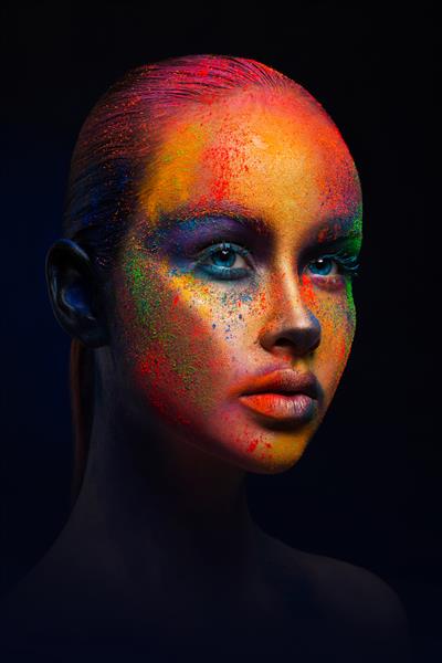 آرایش خلاقانه هنری رنگ های مقدس پرتره نزدیک مدل مد جوان با ترکیب رنگارنگ روشن رنگ روی صورتش