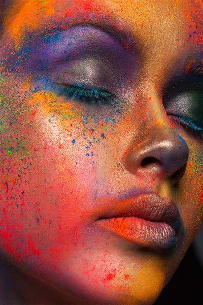 جشنواره هولی رنگ ها هنر چهره زنانه با آرایش خلاقانه پرتره مدل مد جوان با هنر بدن روشن