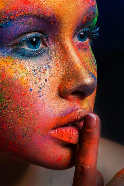 پرتره فشن کراپ مدل زیبایی با آرایش پودری رنگارنگ نشان hush را نشان می دهد زن زیبا با آرایش خلاقانه میکاپ هنری رنگارنگ انتزاعی
