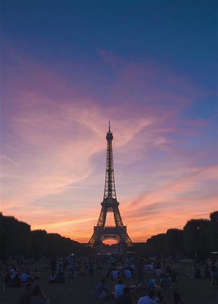 سیلوئت برج ایفل در پاریس فرانسه با مناظر زیبای غروب خورشید