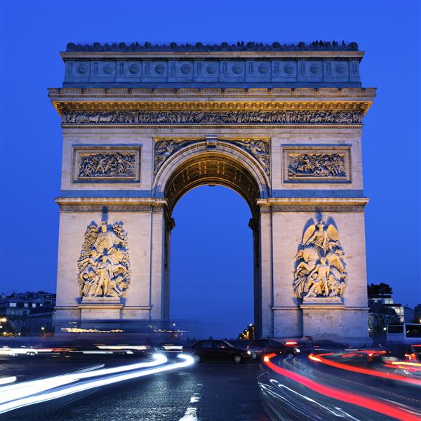 نمایی از طاق پیروزی در شب پاریس