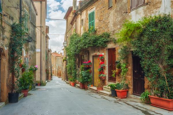 خیابان های زیبا در یک شهر باستانی آرام در ایتالیا