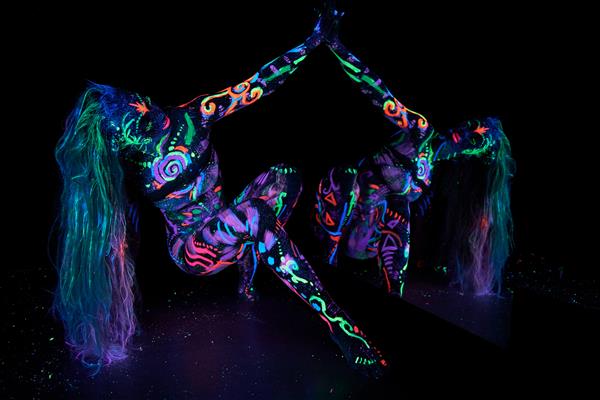 هنر بدن زن هنری روی بدن در حال رقصیدن در نور فرابنفش