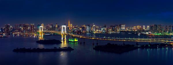 پانوراما از منظره شهری توکیو و پل رنگین کمان در شب