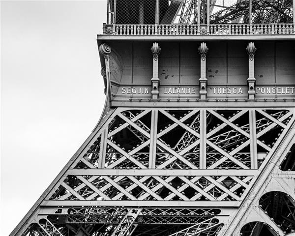 عکس نزدیک به مقیاس خاکستری از برج ایفل در پاریس فرانسه