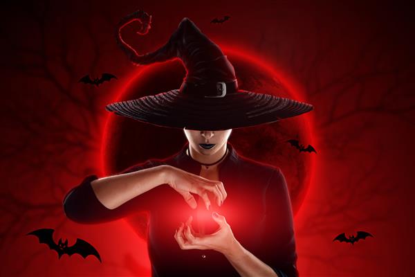 دختر جادوگر هالووین در پس زمینه ماه تداعی می کند زن جوان زیبا با کلاه جادوگر